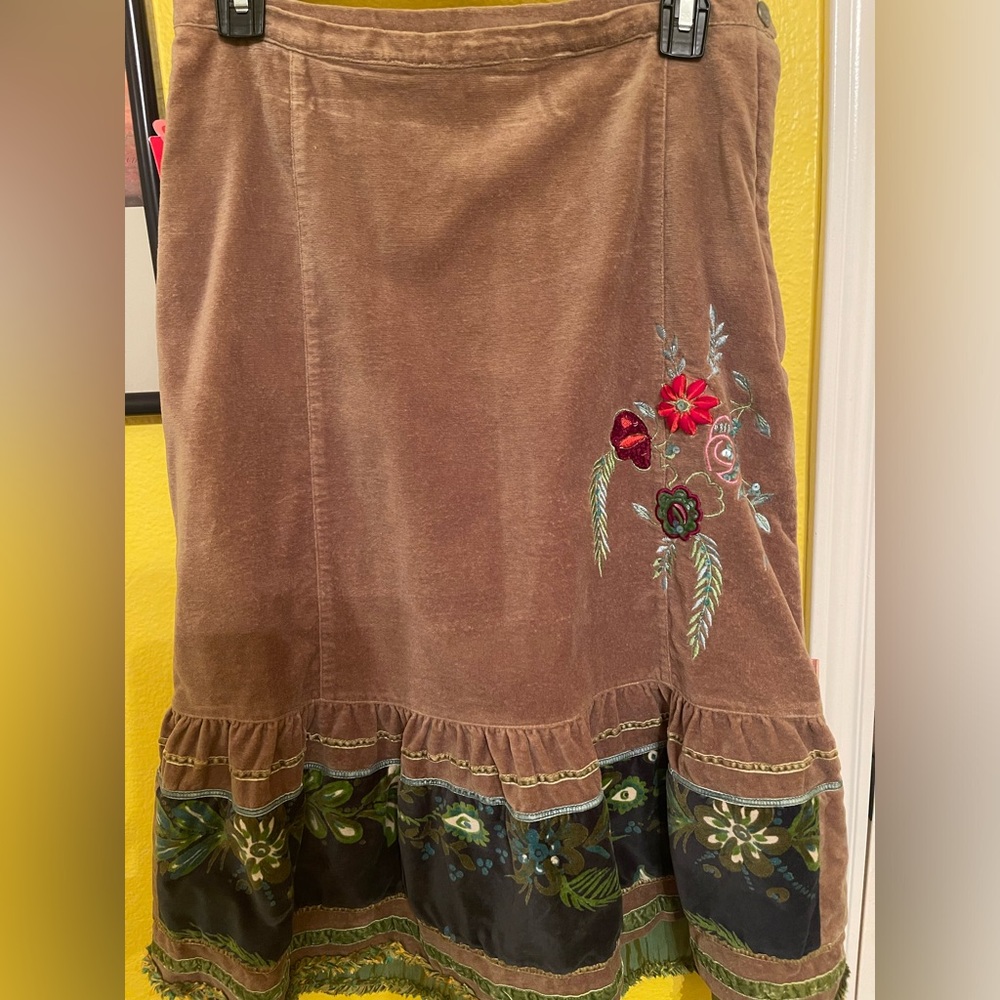 Oilily Sz 36 embroidered skirt RARE NEW w/ tags. Orig $600 dollars. Lined. Gorg